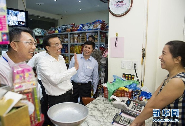 Thủ tướng Trung Quốc chào chủ cửa hàng ra về.