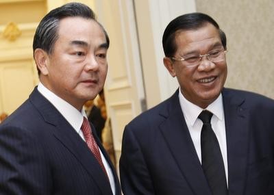 Thủ tướng Campuchia Hun Sen tiếp Ngoại trưởng Trung Quốc Vương Nghị.