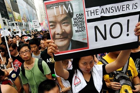Dân Hồng Kông biểu tình đòi Lương Chấn Anh từ chức.