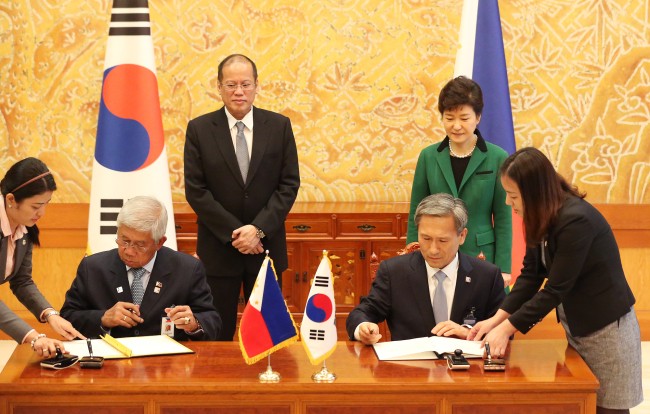 Philippines và Hàn Quốc ký kết các hiệp định hợp tác quốc phòng.