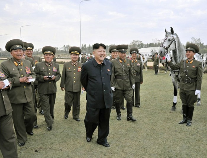 Nhà lãnh đạo Bắc Triều Tiên Kim Jong-un thị sát trường đua ngựa với kiểu tóc mới.