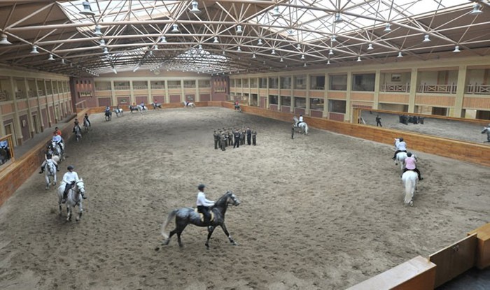 Ông Kim Jong-un vui mừng thấy các thanh niên cưỡi các con ngựa ông tặng bên trong trường đua ngựa đẳng cấp quốc tế của Bắc Triều Tiên.