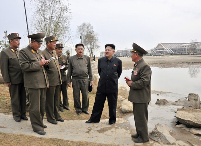 Kim Jong-un căn dặn các thuộc cấp.