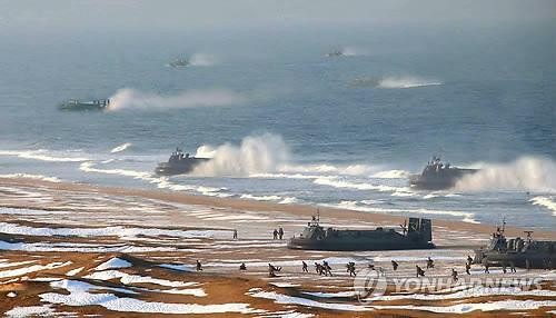 Bắc Triều Tiên tập trận đổ bộ ven biển.