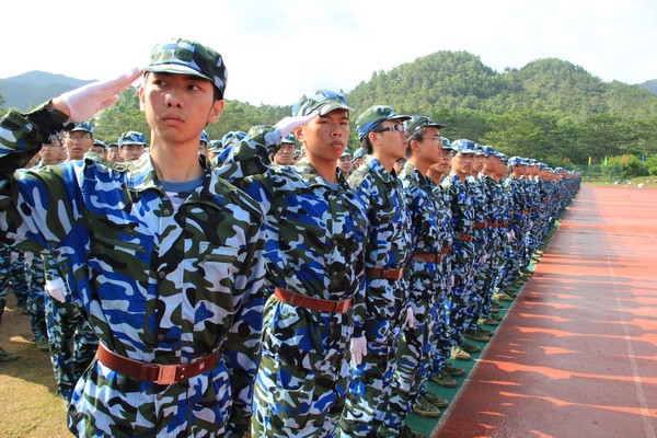 Học sinh Trung Quốc tham gia huấn luyện quân sự.