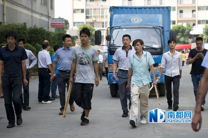 Một nhóm công nhân mang theo gậy gộc đòi "xử lý" kẻ đã rạch mặt đồng nghiệp.