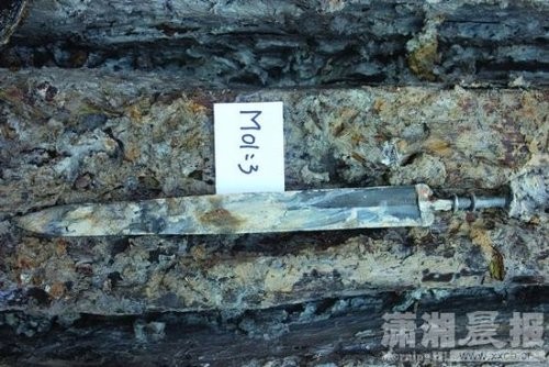 Thanh kiếm cổ bằng đồng xanh từ 2000 năm trước được khai quật.