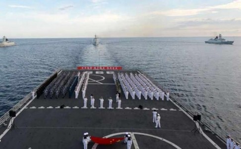 Hạm đội Nam Hải, Trung Quốc tổ chức tập trận và chào cờ bất hợp pháp tại bãi James, phía nam Trường Sa, cách bờ biển Malaysia 80 km hồi tháng 3 năm nay hòng hiện thực hóa đường lưỡi bò phi pháp.