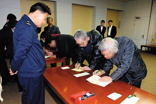6 công dân Hàn Quốc được Bắc Triều Tiên trao trả tuần trước tại Bàn Môn Điếm.
