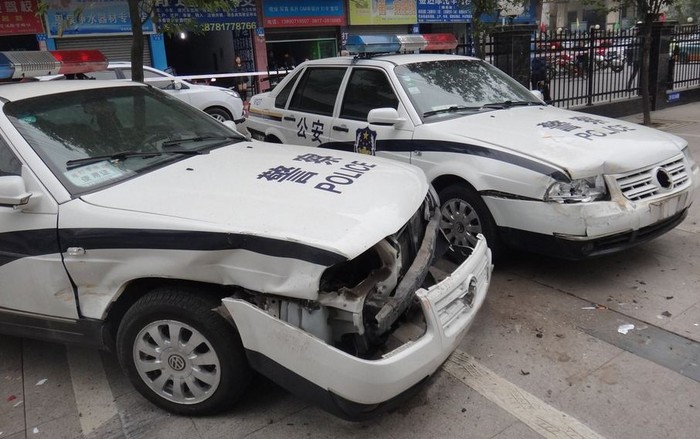 2 trong số 5 chiếc xe cảnh sát giao thông Nam Sung, Tứ Xuyên bị tông bẹp.