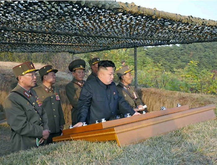 Kim Jong-un và các sĩ quan cao cấp trên đài chỉ huy tập trận.