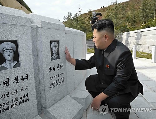 Nhà lãnh đạo Triều Tiên Kim Jong-un viếng mộ những người lính hải quân thiệt mạng hôm 13/10.
