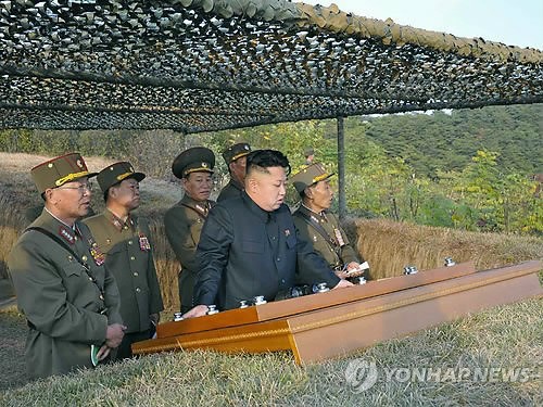 Ông Kim Jong-un và các quan chức cấp cao Bắc Triều Tiên thị sát cuộc tập trận.
