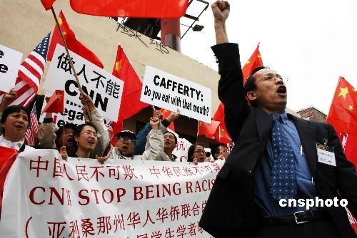 Hoa kiều tập trung trước trụ sở đài CNN Mỹ biểu tình phản đối một biên tập viên CNN "miệt thị người Trung Quốc".