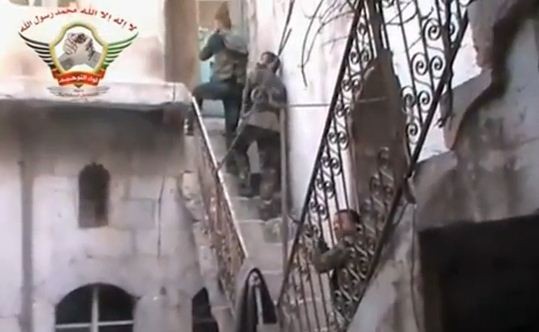 Phiến quân Syria tấn công lực lượng ủng hộ Tổng thống Bashar al-Assad trong một ngôi nhà đổ nát ở Aleppo.
