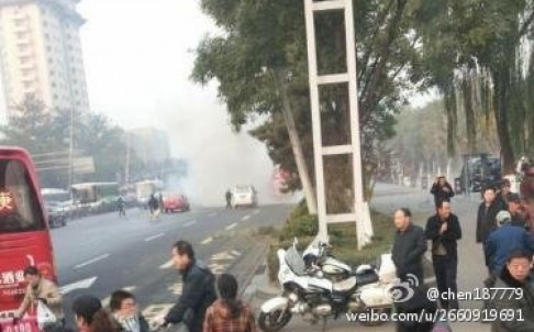 Hiện trường vụ đánh bom tự chế tại trụ sở tỉnh ủy Sơn Tây, Trung Quốc.