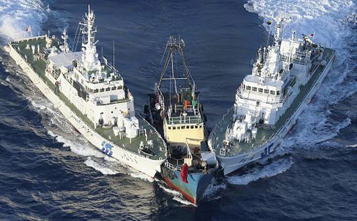 Tàu cá Hồng Kông Khải Phong 2 hung hãn tìm cách đổ bộ bất hợp pháp lên Senkaku năm ngoái, bị 2 tàu Cảnh sát biển Nhật Bản "xốc nách" cưỡng chế rời khỏi khu vực này.
