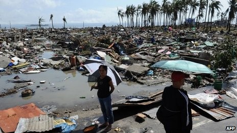 Cảnh tượng hoang tàn như vừa trải qua một trận sóng thần khủng khiếp, không còn gì đứng vững tại Tacloban.