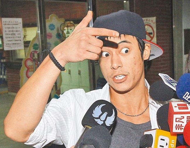 Tưởng Hữu Thanh trả lời báo chí khi ra khỏi đồn cảnh sát Sĩ Lâm.