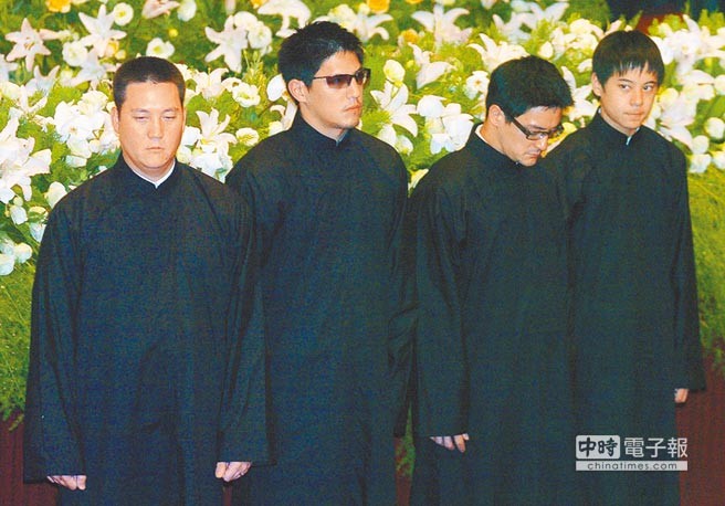 4 anh em chắt nội của Tưởng Giới Thạch trong tang lễ bà nội năm 2004, từ trái qua phải: Tưởng Hữu Tùng, Tưởng Hữu Bách, Tưởng Hữu Thường và Tưởng Hữu Thanh.