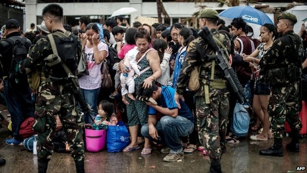 Cảnh sát Philippines duy trì trật tự tại sân bay sau bão.