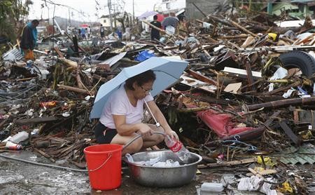 Nước sạch, thức ăn, thuốc và lều bạt là những gì cần nhất hiện nay với người dân Philippines.