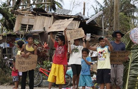 Những người dân, gồm cả trẻ em Philippines cầu cứu.