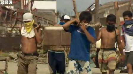 Philippines đang nỗ lực thu gom tử thi các nạn nhân thiệt mạng trong siêu bão Haiyan, sau 4 ngày những xác chết đã bắt đầu bốc mùi nồng nặc.