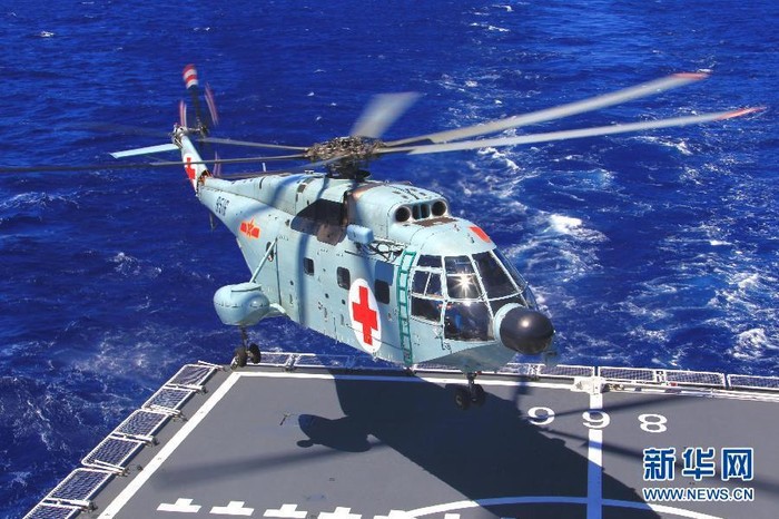 Trực thăng cứu nạn cất hạ cánh trên tàu quân y Hòa bình Ark của Trung Quốc, con tàu được Thời báo Hoàn Cầu "đề cử" điều động sang Philippines với sự yểm trợ của các chiến hạm để "xây dựng hình ảnh".