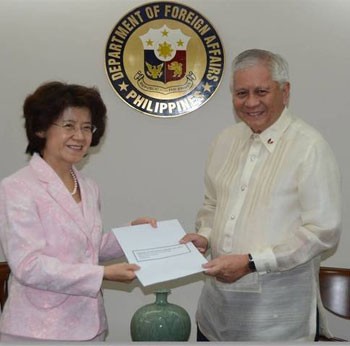 Tháng 10/2012, Ngoại trưởng Philippines Albert del Rosario trao 200 ngàn USD cứu trợ các nạn nhân trận động đất tại Vân Nam - Quý Châu cho bà Đại sứ Trung Quốc Mã Khắc Khanh giờ bị truyền thông Trung Quốc lờ tịt.