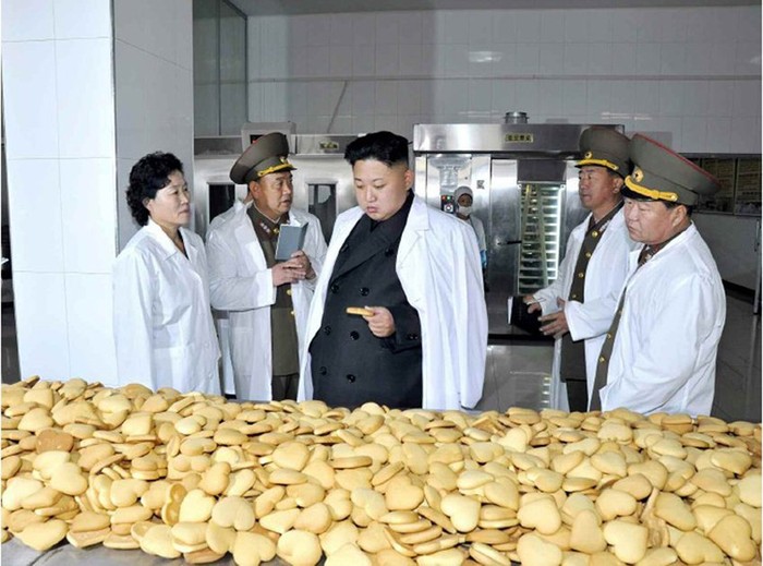 Kim Jong-un vừa nghe báo cáo vừa trực tiếp kiểm tra chất lượng bánh.