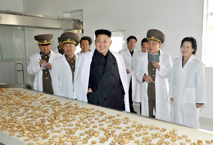Nhà lãnh đạo Bắc Triều Tiên tỏ ý hài lòng với dây chuyền công nghệ sản xuất bánh.