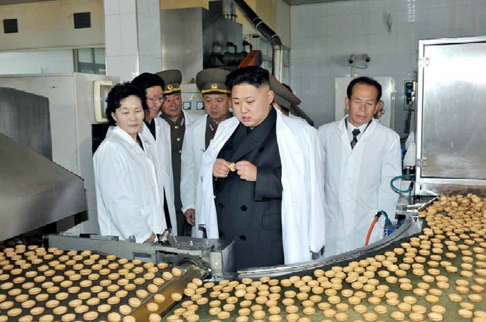 Kim Jong-un kiểm tra chất lượng bánh.