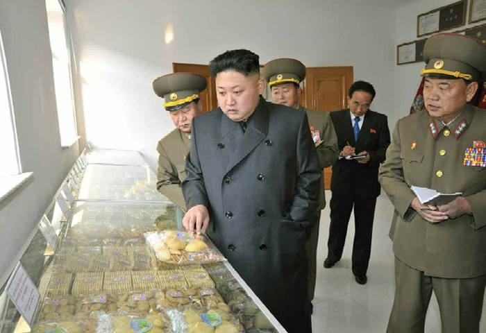 Nguyên soái Bắc Triều Tiên kiểm tra tủ trưng bày các loại bánh của xưởng 354 quân đội.