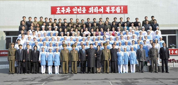 Kim Jong-un chụp ảnh lưu niệm với cán bộ, công nhân xưởng bánh 354 trong Ngày của Mẹ 16/11.