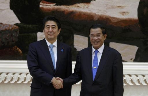 Thủ tướng Nhật Bản Shinzo Abe và người đồng cấp Campuchia, Hun Sen.