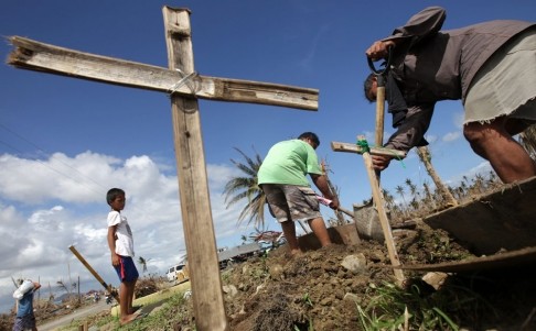 Chôn cất các nạn nhân thiệt mạng trong siêu bão Haiyan.