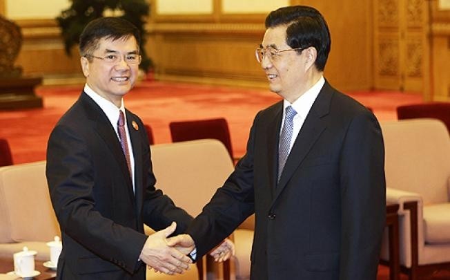 Gary Locke đến Bắc Kinh nhậm chức năm 2011, ông Hồ Cẩm Đào, Chủ tịch nước Trung Quốc tiếp tân Đại sứ Mỹ.
