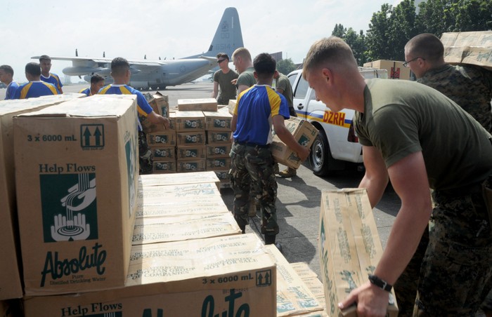 15 nước gửi quân cứu trợ Philippines khắc phục hậu quả siêu bão Haiyan, đứng đầu là Mỹ.