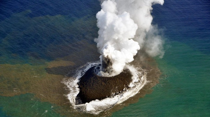 Mỏm đất mới nhô lên mặt biển do núi lửa phun trào tại Nhật Bản.