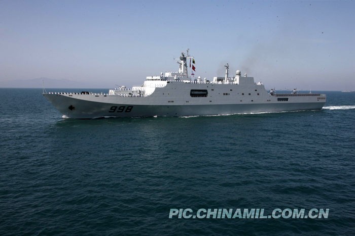 Tàu đổ bộ Côn Lôn mang theo 2 trực thăng vũ trang và vài chục lính thủy quân lục chiến "tháp tùng" tàu Hòa bình Ark sang Philippines.