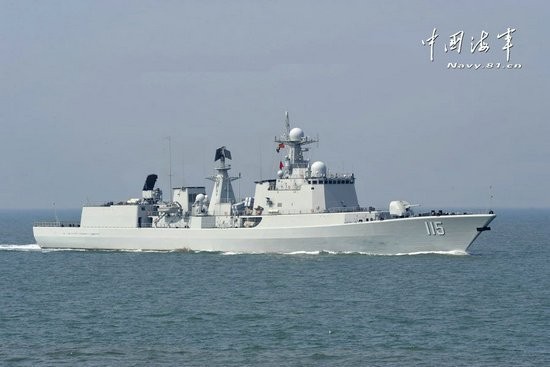 Tàu khu trục Thẩm Dương mang tên lửa hộ tống tàu Liêu Ninh kéo xuống Biển Đông.