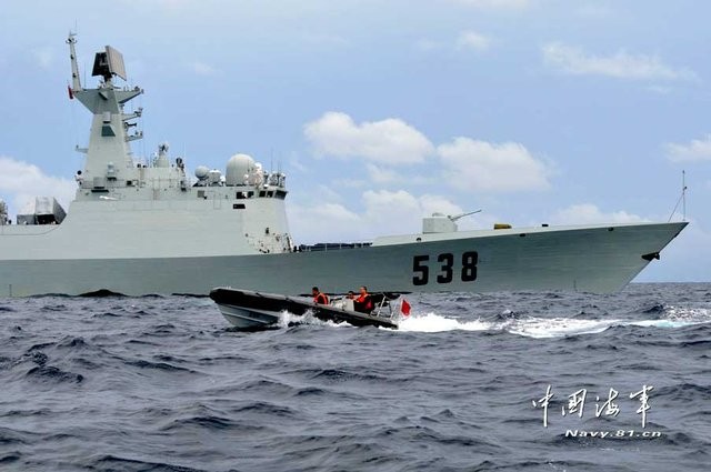 Tàu hộ vệ Yên Đài mang tên lửa hộ tống tàu Liêu Ninh đang kéo xuống Biển Đông.