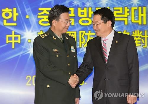 Phó Tổng tham mưu trưởng Trung Quốc (trái) và Thứ trưởng Quốc phòng Hàn Quốc.