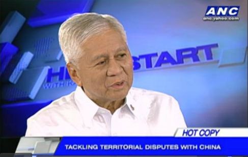 Ngoại trưởng Philippines Albert del Rosario trả lời phỏng vấn đài Headstart ANC.