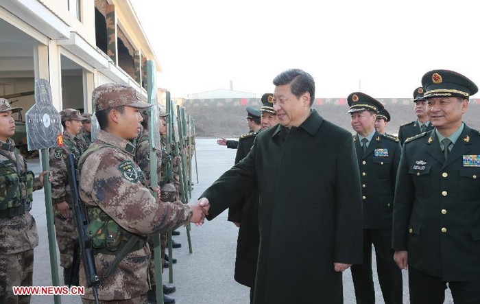 Ông Tập Cận Bình úy lạo tinh thần lính mới khi xuống thăm 1 trường bắn huấn luyện tân binh quân khu Tế Nam hôm 28/11.