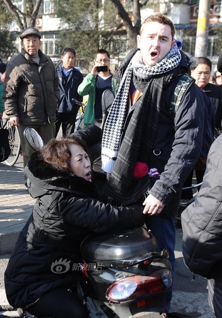 Người phụ nữ trung niên Trung Quốc tìm mọi cách ăn vạ khi va chạm với "Tây ba lô".