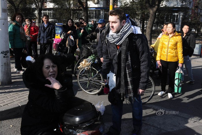 Người phụ nữ Trung Quốc kiên quyết ôm chặt xe máy của anh chàng "Tây ba lô" để ăn vạ.