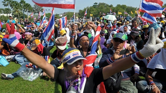 Những người biểu tình Thái Lan bất ngờ được vào Văn phòng Thủ tướng, nụ cười đã thay thế cho hơi cay và đạn cao su trong ngày người Thái mừng sinh nhật Nhà vua.