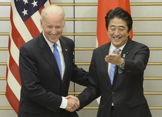 Phó Tổng thống Mỹ Joe Biden và Thủ tướng Nhật Bản Shinzo Abe tại Tokyo.